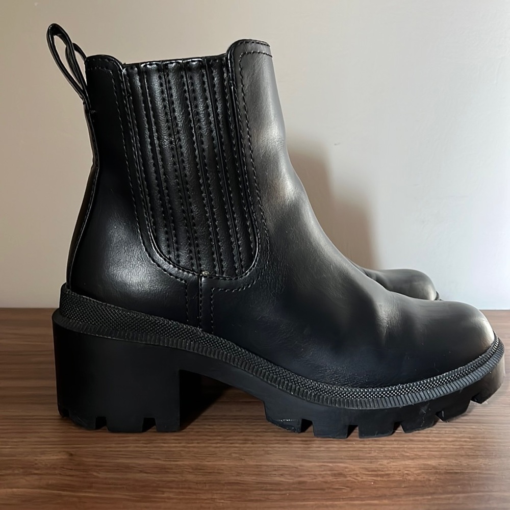 Women's Naya Heeled Chelsea Boots - Universal Thread